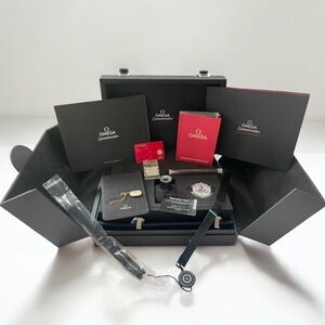 OMEGA SPEEDMASTER PROFESSIONAL MOONWATCH 1861
QUADRUPLE BOX
COMPLETE SET…